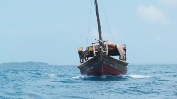 Африканский дау-катер, плывущий по бирюзовому Индийскому океану, Занзибар, Танзания — стоковое видео