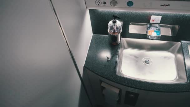 Toilettes publiques dans l'avion, lavabo et robinet à l'intérieur des toilettes de l'avion — Video