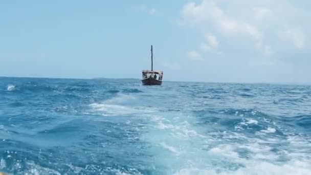 Αφρικανικό ξύλινο σκάφος Dhow Sailing by Turquoise Indian Ocean, Ζανζιβάρη, Τανζανία — Αρχείο Βίντεο