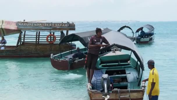 Båtresa i Afrika på en gammal båt i Indiska oceanen till fängelseön, Zanzibar — Stockvideo