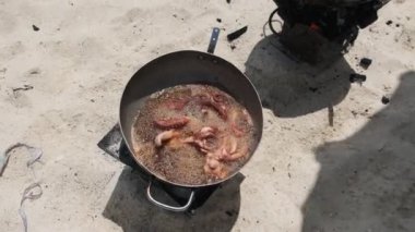 Afrika 'da bir kumsalda derin bir çömlekte ahtapot pişirmek, egzotik Zanzibar