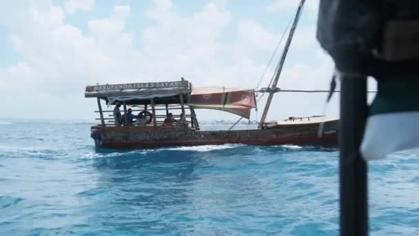 African Wooden Dhow Boat Sailing by Turquoise Indian Ocean, Zanzibar, Tanzania — Stockvideo