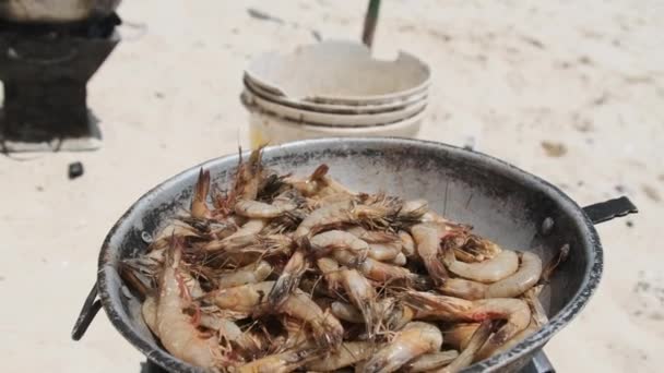 Cocinar camarones en una olla profunda en una playa de arena en África, exótica isla de Zanzíbar — Vídeos de Stock