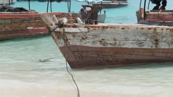 Un montón de viejo barco africano de madera está anclado en aguas turquesas del Océano Índico — Vídeos de Stock
