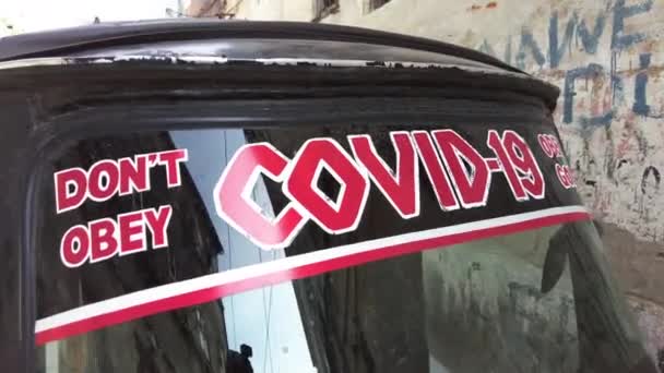 Taxi Tuk-Tuk pro turisty s nápisem Covid-19 v Kamenném Městě, Zanzibar. — Stock video