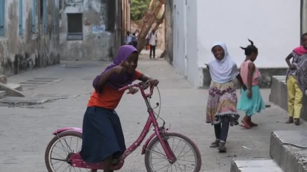 Gioioso povero africano ragazza su bicicletta sorridente e mostrando Thumbs-up segno, Zanzibar — Video Stock