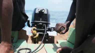 Afrika Dış Motoru Kontrol Ediyor Eski Bir Balıkçı Kayığı, Zanzibar, Tanzanya