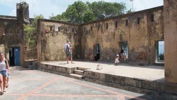 Mnoho turistů procházka uvnitř slavné zříceniny Vězeňského ostrova, Turistická exkurze — Stock video