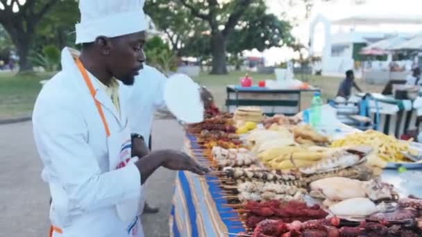 Forodhani Food Stalls, um vendedor africano anuncia seu mercado de alimentos Zanzibar — Vídeo de Stock