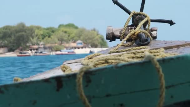 Pohled na příď a kotvu na malé staré dřevěné africké lodi plachtění v Indickém oceánu — Stock video