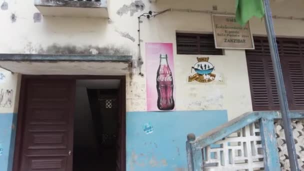 Walking Tour of Stone Town, Zanzibar, Narrow, Dirty Street dengan orang Afrika miskin — Stok Video