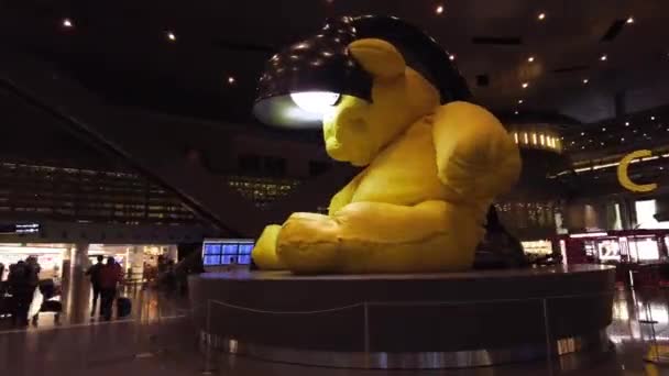 Hamad är den internationella flygplatsen i Doha, en gigantisk figur av en nalle — Stockvideo