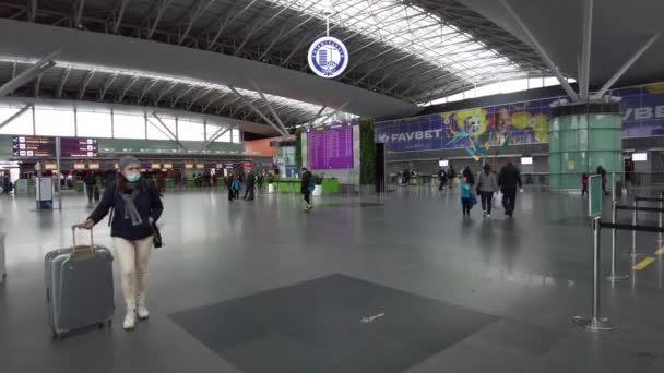 Термінал аеропорту Бориспіль усередині під час карантину — стокове відео