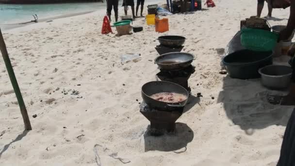 料理のタコはアフリカのサンディビーチの深い鍋で、エキゾチックなザンジバル — ストック動画