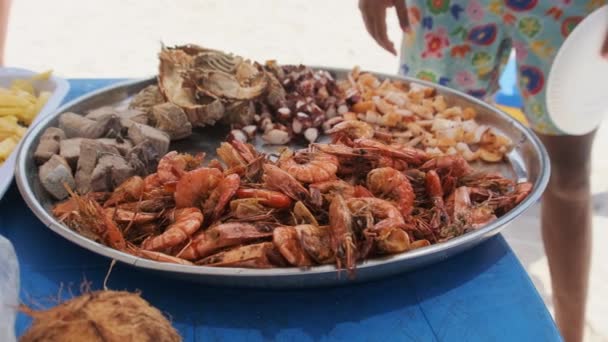 Bir tabak egzotik deniz ürünleri karidesi, kalamar, ahtapot, ton balığı ve patates kızartması. — Stok video