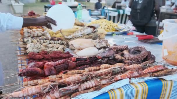 Forodhani Food Stalls, Mercado de alimentos tradicionais de Zanzibar, Delicacies, Stone Town — Vídeo de Stock