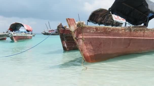 Een heleboel oude houten Afrikaanse boot is verankerd in turquoise wateren van de Indische Oceaan — Stockvideo