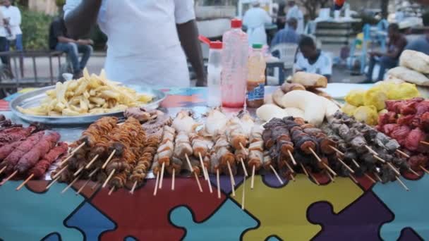 Forodhani Food Stalls, Mercado de alimentos tradicionais de Zanzibar, Delicacies, Stone Town — Vídeo de Stock