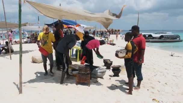 Afrikanere på Paradisøya tilbereder sjømat og mat til turister, Zanzibar. – stockvideo