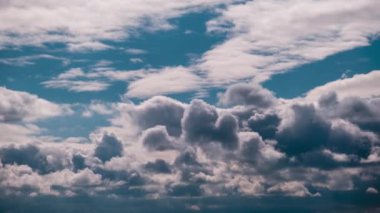 Gri Kümülüs Bulutlarının Zaman Çizelgesi Mavi Dramatik Gökyüzünde, Cirrus Bulutu Uzayında