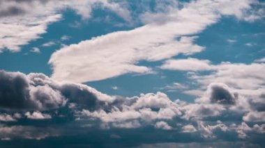 Gri Kümülüs Bulutlarının Zaman Çizelgesi Mavi Dramatik Gökyüzünde, Cirrus Bulutu Uzayında