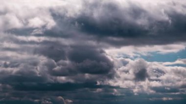 Gri Kümülüs Bulutlarının Zaman Çizelgesi Mavi Dramatik Gökyüzünde, Cirrus Bulutu Uzayında