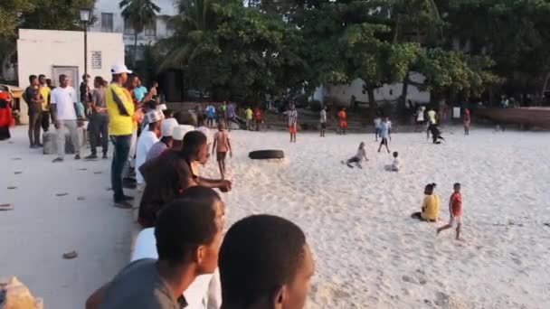 Pemuda Afrika setempat Atur Pertunjukan Akrobatik di Pantai di Sunset, Zanzibar — Stok Video