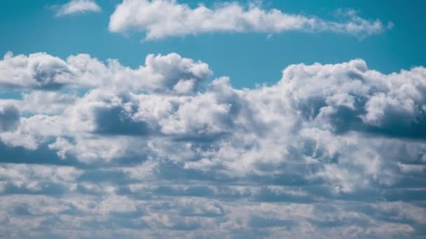 Timelapse av kumulus moln rör sig i blå dramatisk himmel, Cirrus Cloud Space — Stockvideo