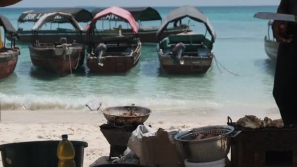 Polvos de cozinha em uma panela profunda em uma praia de areia na África, Zanzibar exótico — Vídeo de Stock