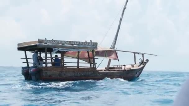 位于坦桑尼亚桑给巴尔绿松石印度洋的非洲木制独桅帆船 — 图库视频影像