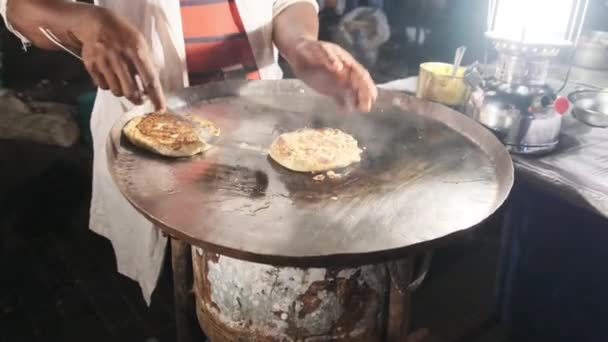 桑给巴尔比萨饼在石城Forodhani夜市花园煎盘的烹调 — 图库视频影像