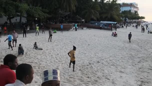 Molti locali si riuniscono sulla spiaggia per guardare il tramonto, Zanzibar, Stone Town — Video Stock