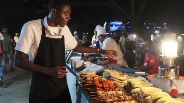 Forodhani stánky s potravinami, tradiční Zanzibar trhu s potravinami, lahůdky, kamenné město — Stock video