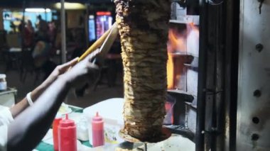 Shawarma Afrika, Zanzibar 'daki Gece Pazarı' nda Şişte Pişirdi, Forodhani