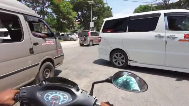 Mengendarai Scooter oleh Sibuk Afrika Jalan dengan Tangan Kiri Lalu Lintas, Stone Town, Zanzibar — Stok Video