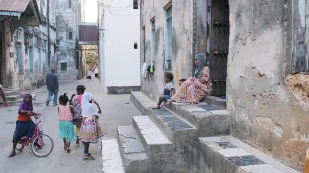 Szegény afrikai család anyával és gyerekekkel Stone Town nyomornegyedében, Zanzibárban — Stock videók