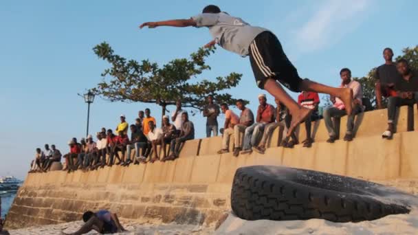 Pemuda Afrika setempat Atur Pertunjukan Akrobatik di Pantai di Sunset, Zanzibar — Stok Video