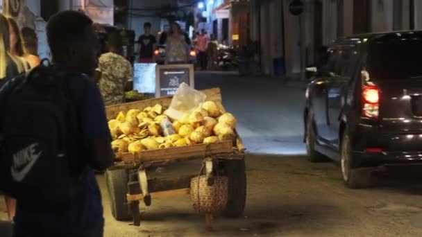 Vagn med kokosnötter på natten turist gator i Stone Town, Zanzibar — Stockvideo