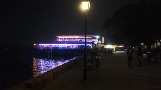 Beroemd restaurant aan de nachtelijke waterkant van Stone Town, Zanzibar. — Stockvideo