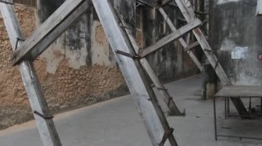 Taş Şehir, Zanzibar, Afrika 'da Tahta Kirişler Tarafından Desteklenen Harap Eski Evler