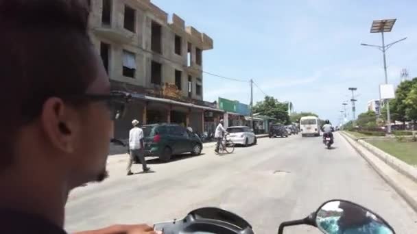 Hulajnoga przez ruchliwą afrykańską drogę z ruchem lewostronnym, Stone Town, Zanzibar — Wideo stockowe