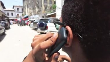 Dar Taş Şehri 'nin Kirli Caddelerinde Fakir Afrikalılarla Motosiklet Sürmek