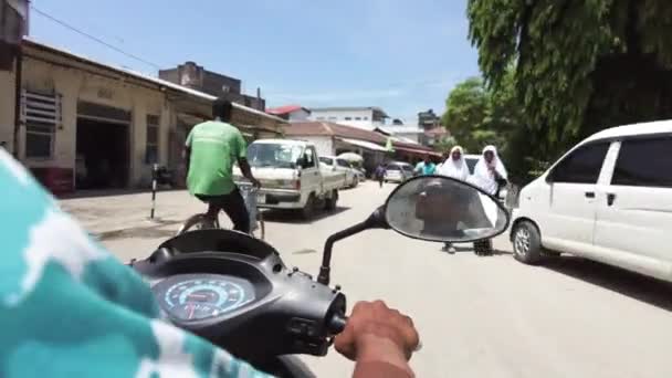 Monter un scooter par étroites rues sales de Stone Town avec les pauvres Africains — Video