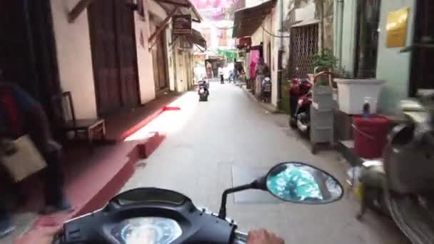 Lovagolni egy Scooter a keskeny Dirty utcák Stone Town a szegény afrikai emberek — Stock videók