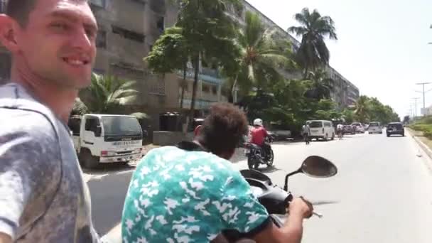 左手交通、石の町、ザンジバルで忙しいアフリカの道路での乗馬スクーター — ストック動画