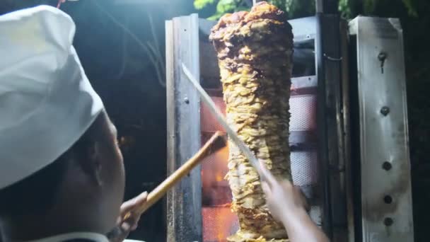 Shawarma Cozido em um espeto no mercado noturno em Zanzibar, África, Forodhani — Vídeo de Stock