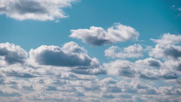 Timelapse του Cumulus Σύννεφα κινείται σε μπλε δραματικό ουρανό, Cirrus σύννεφο χώρου — Αρχείο Βίντεο