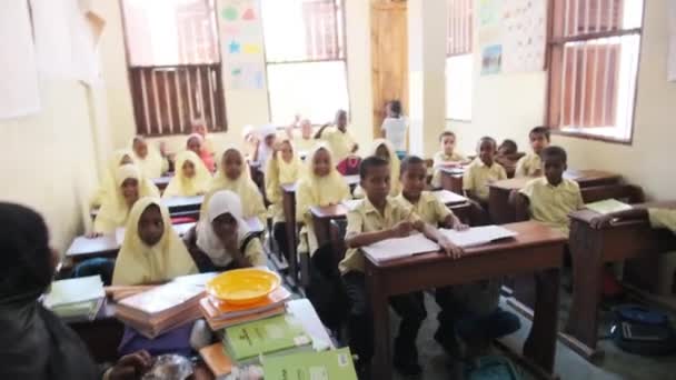 Bambini in una scuola elementare africana Sedetevi alla scrivania in una classe, Zanzibar — Video Stock