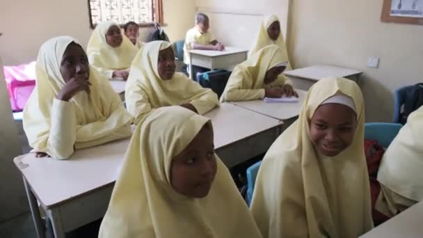 Crianças em uma escola primária africana Sente-se em mesas em uma sala de aula, Zanzibar — Vídeo de Stock