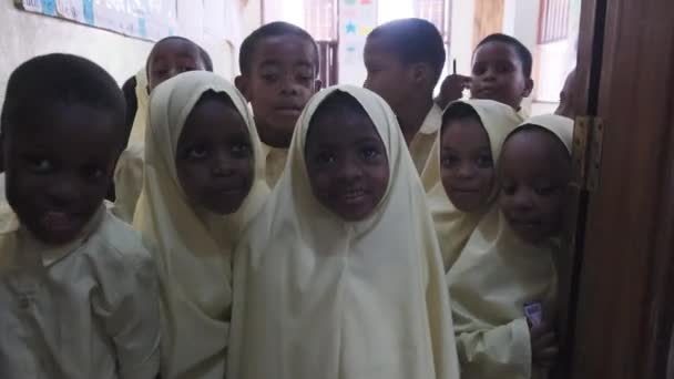 La folla bambini africani guardano in una macchina fotografica all'interno di una scuola elementare, Zanzibar — Video Stock